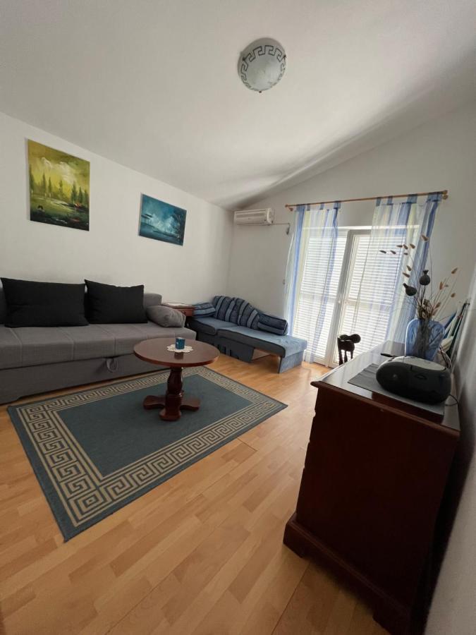 Apartments Akiki Karlobag Exteriör bild